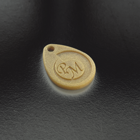 Anhänger mit PM-Logo